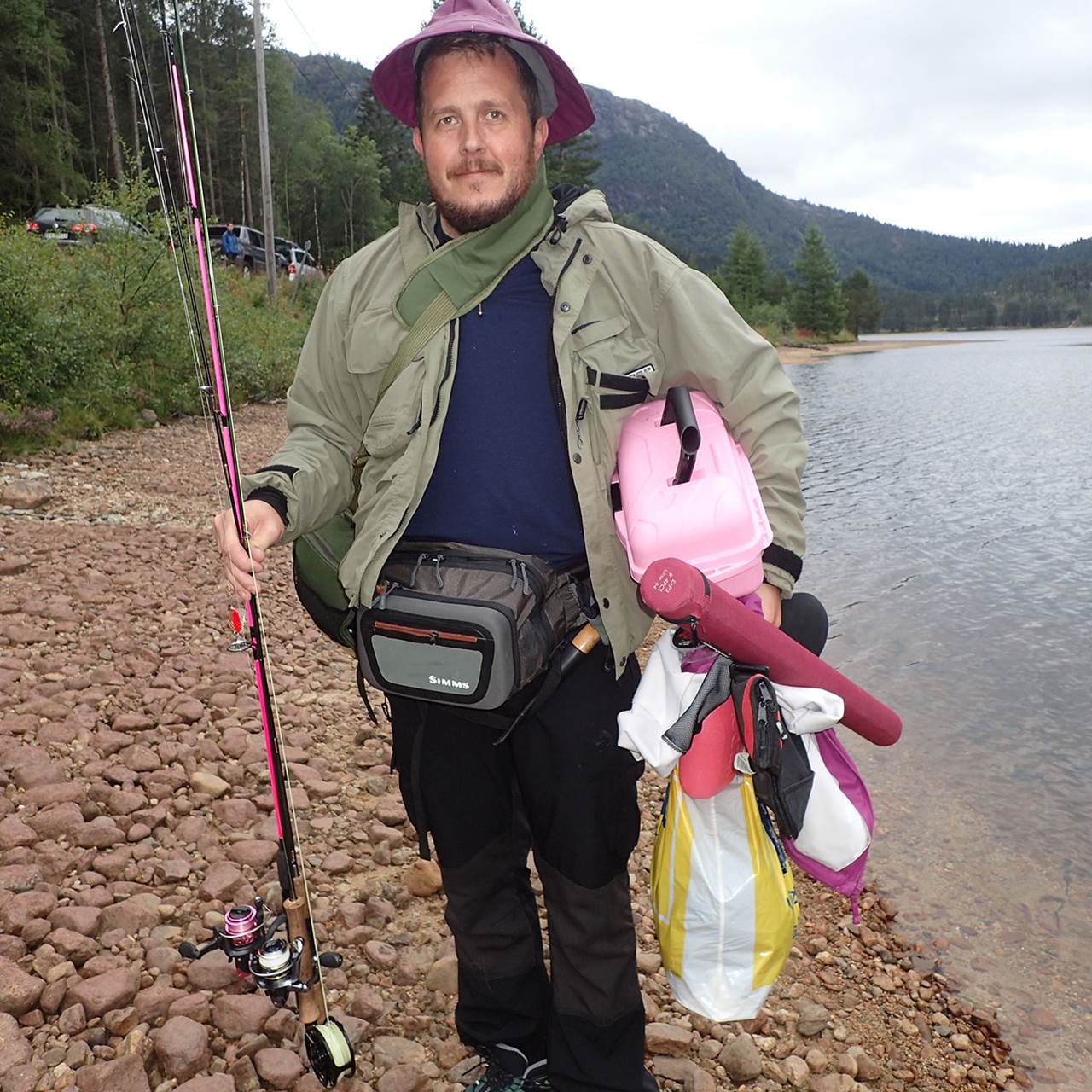 Fisker med mye fiskeutstyr