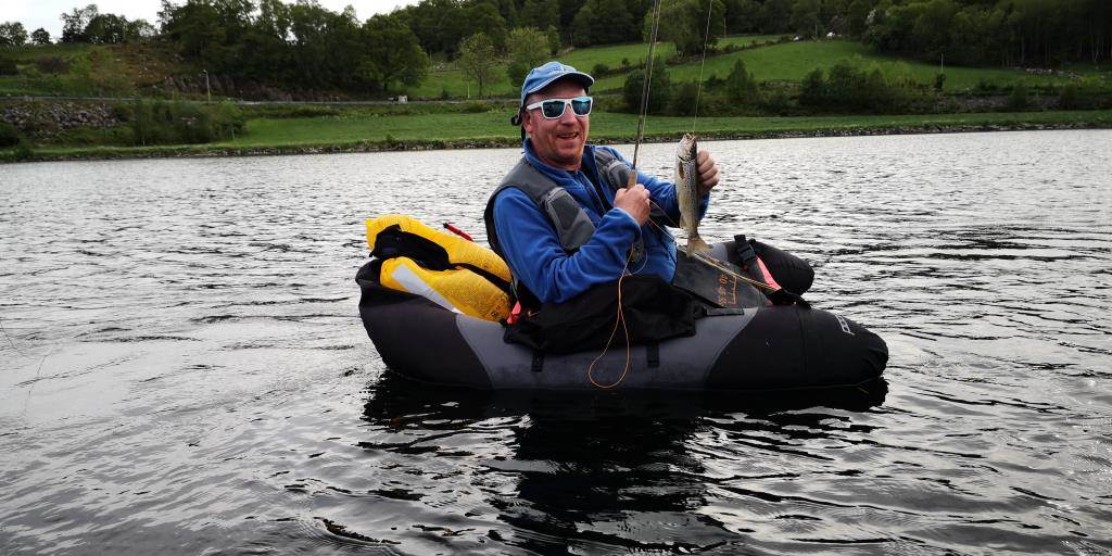 Fisker i bellyboat.