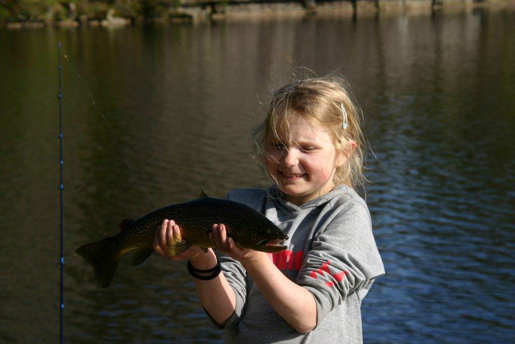 Stolt fisker med flott fangst
