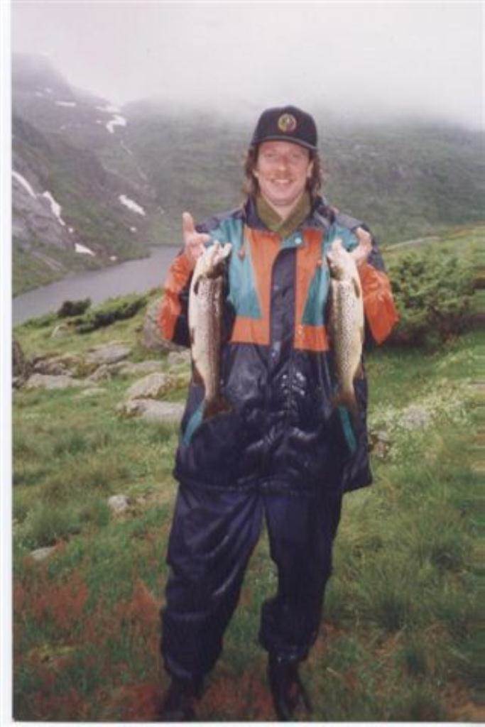 Fisker som viser frem to store ørret.