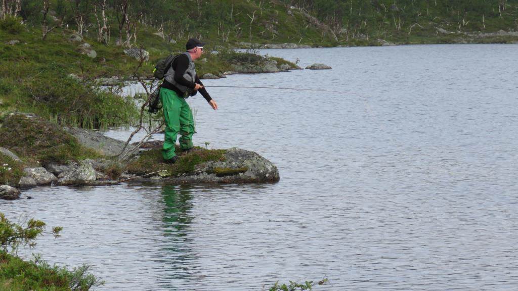 Fisker med fluefiskestang.