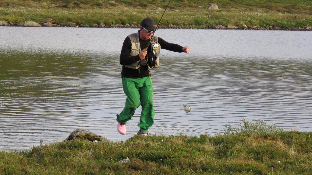 Fisken biter.