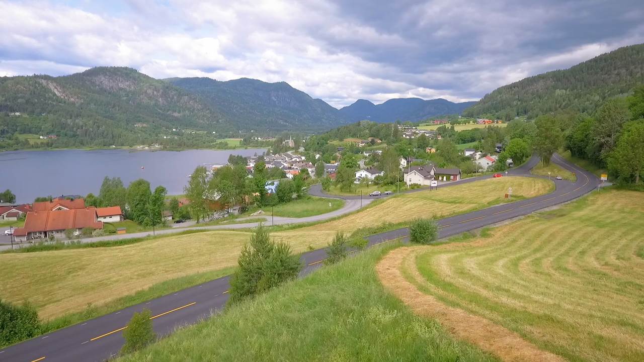 Ta avstikkaren ned til Kviteseidbyen.