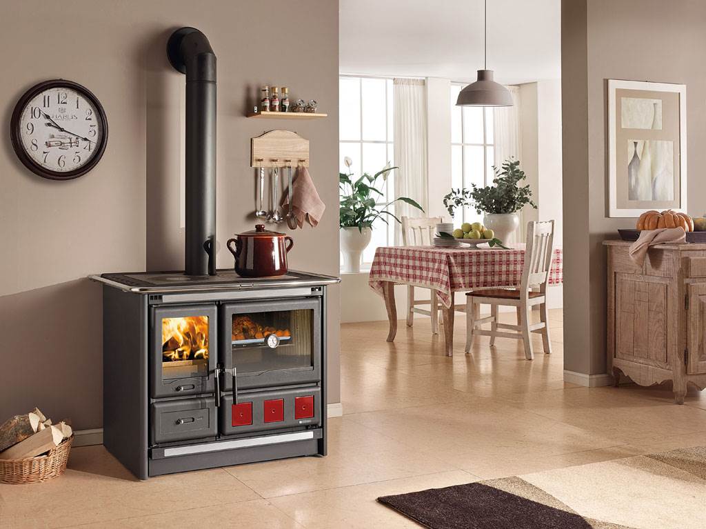 Nostalgisk vedkomfyr med moderne fyringsegenskaper