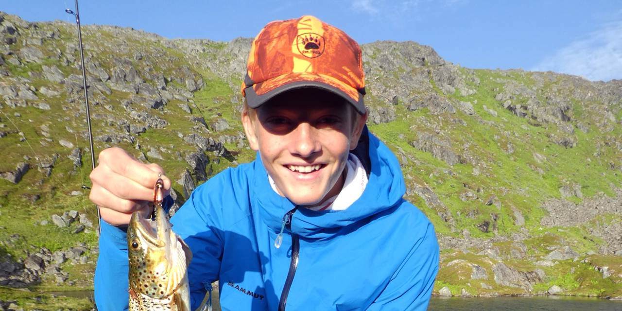 Telting og ørretfiske på Sørøya – den grønne øya i nord