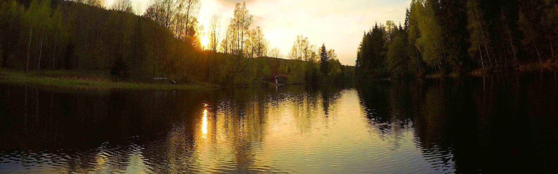 På fisketur i kano omkranset av vakker natur i Losbyvassdraget